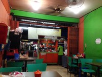 Di dekat perempatan Gandul, Depok ada warung bakso dengan andalan bakso rawit. Bakso Rawit Bang Jambrong memiliki suasana sederhana dengan dominasi warna oranye dan hijau.