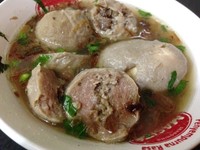 Bakso cincang punya tekstur padat kenyal. Isinya berupa cincangan kecil daging sapi gurih. Enak dihirup bersama kuah kaldu.