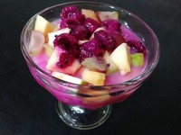 Sop buah berisi potongan buah naga, apel, anggur, melon dan blewah. Kuahnya segar, paduan rasa buah dan susu kental manis.