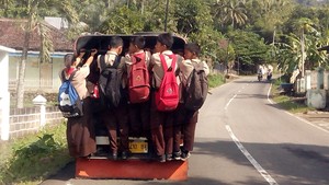 Bergelantungan demi sekolah