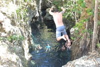 Haji Mangku adalah kolam alami di bawah tanah yang menyerupai gua, serta masih tersambung ke laut. Kolam ini berada di Kampung Payung-payung, Pulau Maratua (Afif/detikTravel)