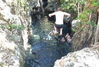 Di Haji Mangku, traveler dapat menguji nyali. Siap-siap lompat dari ketinggian 4 meter, ke dalam airnya yang sedalam 15 meter! (Afif/detikTravel)