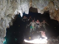 Beginilah saluran air yang merupakan gua di Haji Mangku. Segar juga berenang-renang di sini (Derawan Paradise)