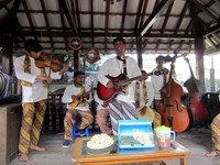 Moresko Toegoe, grup musik keroncong ternama asal Tugu yang sering diundang ke acara-acara kenegaraan. Mereka membawakan lagu-lagu berbahasa campuran Portugis.