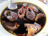 Pindang serani juga masakan khas Kampung Tugu. Nama serani diadaptasi dari kata Nasrani. Hidangan ini berupa ikan bandeng yang dimasak bersama kecap dan berbagai bumbu dapur