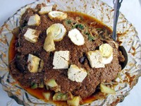 Berbeda dengan gado-gado biasa, gado-gado siram Tugu menggunakan santan dan cuka pada bumbu kacangnya. Isiannya terdiri dari tahu, kol, kentang, bayam, dan mentimun.