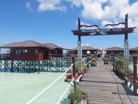 Yang paling terkenal di Maratua, adalah Maratua Dive Resorts. Resor ini memiliki kamar-kamar bernama Water Villa yang berada di atas air. Mirip seperti resor-resor di atas laut di Maladewa sana (Afif/detikTravel)