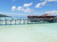 Dari atas resornya, kita bisa berfoto-foto dan melihat perairan yang super jernih. Jika beruntung, kita bisa melihat penyu yang sedang berenang (Afif/detikTravel)