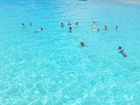 Para bule Australia yang sedang berenang di Pulau Maratua. Mereka datang ke sini atas undangan Fam Trip Australian Travel Agent dari Kementerian Pariwisata beberapa pekan lalu. Tak sedikit dari mereka yang menyebut, Maratua mirip Maladewa! (Afif/detikTravel)