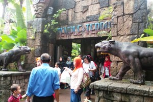 Aksi Seru Ala Indiana Jones Ramaikan Taman Safari Indonesia II Prigen