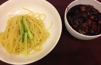 Salah satu yang jadi andalan restoran adalah jajangmyeon yang bernama Gayajjajang. Sajian ini terkenal gurih karena pemakaian babi. Untuk menu Kanjjajang, saus jajangmyeon disajikan terpisah dari mie. Pada menu tersebut ada pilihan topping seafood.