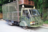 Selain Taman Safari Indonesia di Cisarua Bogor, kegiatan safari malam juga bisa traveler nikmati di Bali Safari Marine Park. Yang membedakan keduanya, di Bali Safari Marine Park traveler tidak menggunakan mobil pribadi, melainkan naik mobil dengan kerangkeng berteralis besi seperti ini (Wahyu/detikTravel)
