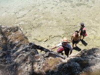 Kehe Daing dapat didatangi saat air laut surut dan pasang. Saat pasang, traveler dapat naik anak tangga dan trekking sebentar (Afif/detikTravel)