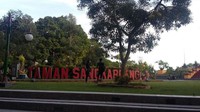 Taman Sangkareang berada di Jl Pejanggik, Mataram. Tepatnnya di dekat Kantor Gubernur NTB. Saat hari kerja, taman ini ramai kala siang hari (Yudhistira/detikTravel)