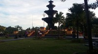 Taman ini memiliki jalur pedestrian yang lebar, pepohonan yang apik dan menara unik yang cocok dijadikan tempat selfie. Terlihat cukup banyak pengunjung yang berpose di sana (Yudhistira/detikTravel)