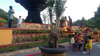 Wisatawan yang datang ada yang bermain bersama keluarga, ada juga yang berfoto-foto. Ada yang bersantai, ada pula yang berjalan-jalan (Yudhistira/detikTravel)