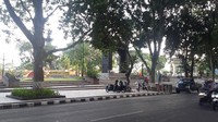 Taman terlihat dari seberang jalan. Di taman ini juga terdapat beberapa makanan seperti bakso, kemudian juga nasi rames (Yudhistira/detikTravel)