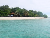 Pulau Sangalaki merupakan salah satu destinasi wisata di Kepulauan Derawan. Pulau ini terkenal dengan pantai pasir putih dan dunia bawah laut yang indah. Satu lagi, pulau ini merupakan tempat konservasi penyu (Afif/detikTravel)