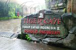 Wisata Kuliner Ditemani Harimau Putih di Prigen, Berani?
