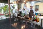 Wisata Kuliner Ditemani Harimau Putih di Prigen, Berani?
