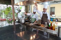 Restoran Tiger Cave enyajikan aneka hidangan lezat untuk traveler, mulai dari western food hingga yang oriental. Tampak beberapa chef sedang menyiapkan hidangan lezat untuk traveler (Wahyu/detikTravel)