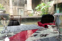 Menikmati santapan lezat sambil memandangi harimau putih yang perkasa pastinya akan jadi pengalaman tersendiri untuk traveler. Sensasinya ngeri-ngeri seru! (Wahyu/detikTravel)