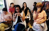 Peserta mendapat kesempatan untuk mencium langsung berbagai sample teh Indonesia.