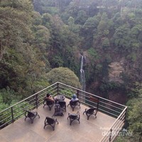 Suasana dek di Curug Cimahi yang cocok untuk bersantai Suasana dek di Curug Cimahi yang cocok untuk bersantai