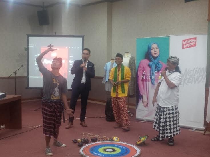 Aksi permainan gasing di press conference Indonesian Weekend (Fitraya/detikTravel) Aksi permainan gasing di press conference Indonesian Weekend (Fitraya/detikTravel)