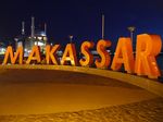Malam Hari yang Ramai di Pantai Losari Makassar