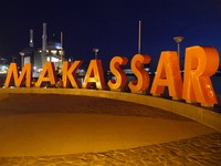 Banyak tulisan-tulisan besar yang asyik buat latar foto. Misalnya, Pantai Losari, Makassar, Bugis dan masih banyak lagi (Kurnia/detikTravel)