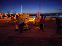 Ada beberapa orang yang berkostum tokoh kartun, seperti Sponge Bob dan Patrick. Traveler boleh saja kalau mau foto bareng mereka, tarifnya bersahabat di kantong (Kurnia/detikTravel)