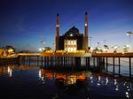 Malam Hari yang Ramai di Pantai Losari Makassar
