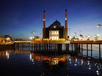 Selain menikmati suasana pantai, traveler bisa sekaligus wisata religi ke Masjid Amirul Mukminin. Masjid tersebut begitu unik dengan posisinya yang terapung (Kurnia/detikTravel)
