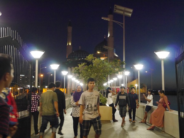 Malam Hari Yang Ramai Di Pantai Losari Makassar