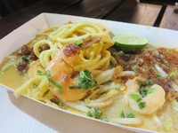 Mienya yang kenyal semakin enak dipadu dengan siraman kuah kental yang gurih beraroma santan. Slurp!