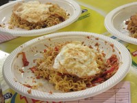 Mau menantang rasa pedas? Booth yang satu ini bisa Anda kunjungi. Mie instan yang dijual ini bukan mie instan biasa, akan tetapi ditambah dengan racikan cabai yang pedas menyengat.