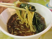 Mie yang mulur dimasak dengan kuah kaldu yang gurih. Kemudian diberi campuran kangkung muda dan tauge renyah.