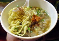 Berasal dari Bandung, mie kocok berkuah hangat gurih memang sangat pas jadi sajian enak untuk hangatkan badan.