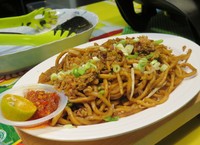 Mie cakalang disajikan dengan warna cokelat plus bertekstur kenyal lembut. Rasanya gurih dengan tambahan tauge renyah, ikan cakalang yang sedap dan irisan daun bawang.