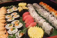 Tak berbeda dengan sushi a la restoran-restoran mahal. Sushi olahan chef ini dibuat dengan varian topping daging tuna, salmon, tobiko, dan seafood lainnya.