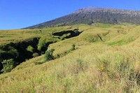 Bagi masyarakat Sasak dan Hindu, Gunung Rinjani dianggap sebagai kediaman dari Dewi Anjani. Hal itu pun dibuktikan akan kecantikan lanskap Rinjani yang begitu memukau (Randy/detikTravel)