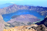 Dalam perjalanan menuju Puncak Rinjani, traveler akan diuji dengan lautan kerikil yang ada. Sesampainya di puncak, semua rasa lelah itu pun terbayar sudah (Randy/detikTravel)