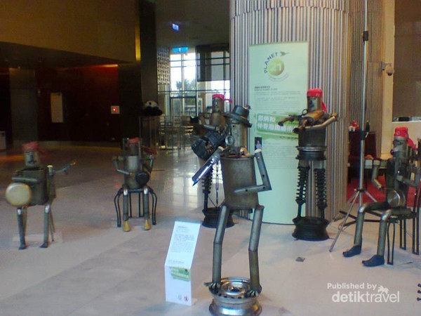 Patung robot pemain band yang unik ini berada di lobi hotel Novotel yang berlokasi di dekat Bandara Taoyuan, Taiwan. Begitu masuk ke hotel kita langsung dapat melihat rombongan patung pemain band yang menarik perhatian pengunjung ini. Patung robot pemain band yang unik ini berada di lobi hotel Novotel yang berlokasi di dekat Bandara Taoyuan, Taiwan. Begitu masuk ke hotel kita langsung dapat melihat rombongan patung pemain band yang menarik perhatian pengunjung ini.