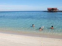 Kepulauan Derawan di Berau, Kaltim terdiri dari Pulau Derawan, Maratua, Kakaban dan Sangalaki. Pulau Derawan paling lengkap fasilitas wisatanya seperti penginapan, rumah makan sampai toko suvenir (Afif/detikTravel)