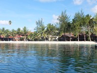 Pantai di pinggiran Pulau Derawan pun berpasir putih. Silakan bersantai, bermain pasir atau berenang dan snorkeling di sekitarnya (Afif/detikTravel)