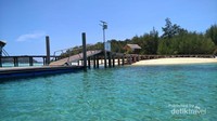 Pemandangan pertama setibanya di pulau saronde. Didepan ada pos pendaftaran. Sekedar info tiket masuknya hanya 10 ribu rupiah saja Pemandangan pertama setibanya di pulau saronde. Didepan ada pos pendaftaran. Sekedar info tiket masuknya hanya 10 ribu rupiah saja