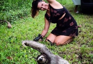 Ketika Turis Berpose Yoga Bareng Sloth di Kosta Rika