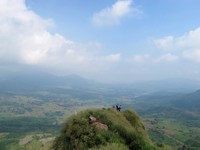 Gunung Batu berada di Jonggol, Bogor. Tahun lalu, gunung ini sempat begitu ramai didatangi traveler yang penasaran (Shafa/detikTravel)