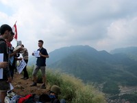Bagian puncaknya pun tak terlalu besar. Sehingga saat ramai, kamu tak bisa terlalu berlama-lama di sana karena harus gantian (Shafa/detikTravel)